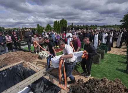 Funeral de tres hermanos en Ucrania tras ataque devastador