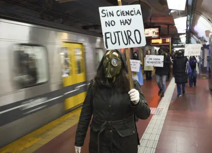 Inspirados en el drama "El Eternauta, cient&iacute;ficos argentinos protestan contra el ajuste de Milei