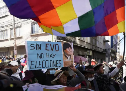 Choque entre seguidores de Evo Morales y polic&iacute;a en La Paz