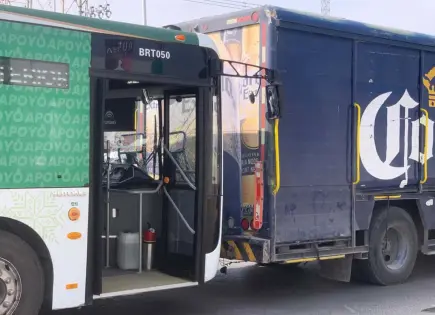 Conductor de MetroRed se estrella con camión cervecero Conductor de MetroRed se estrella con camión cervecero
