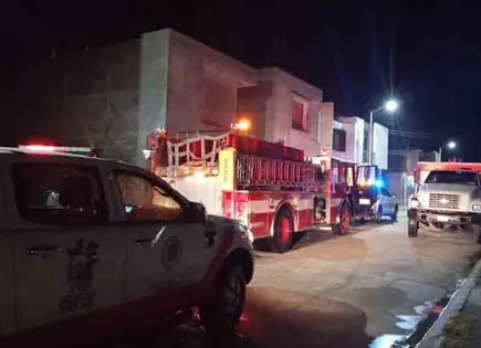 Combate Protección Civil incendio en una vivienda