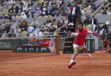 Novak Djokovic pedalea por París en la noche antes de competir en el Abierto de Francia Novak Djokovic pedalea por París en la noche antes de competir en el Abierto de Francia