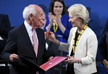 Ursula von der Leyen recibe el Premio Carlomagno
