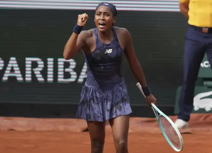 Novak Djokovic supera molestia en el pie y avanza en Roland Garros