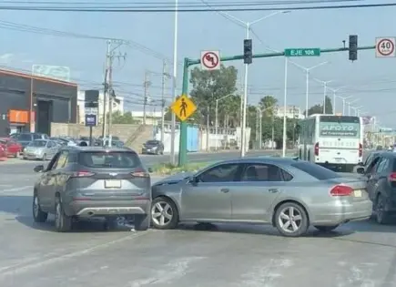 Choque en Zona Industrial deja daños en dos vehículos