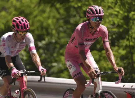 Del Toro se impone a Carapaz y conserva maglia rosa