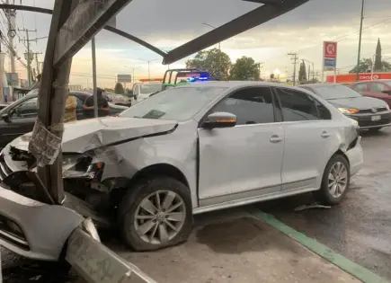 ¡Choque en Hogares Ferrocarrileros! Jetta termina incrustado en parador de autobuses