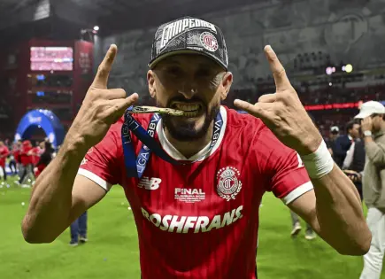 "H&eacute;ctor Herrera celebra t&iacute;tulo con Toluca... &iexcl;y recibe inesperada felicitaci&oacute;n de su exesposa!"