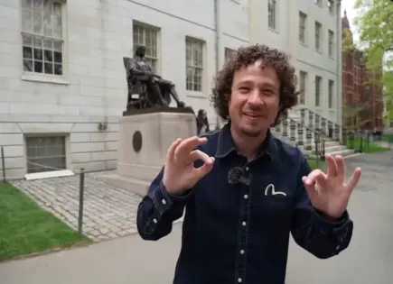 Luisito Comunica llega a Harvard y lanza mensaje sobre migración