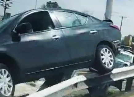 Fotos | Conductor choca y se trepa en contención del Circuito Potosí