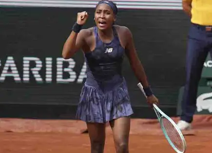 Gauff sufre, pero avanza