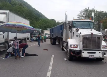 Muere una motociclista embestida por un tr&aacute;iler