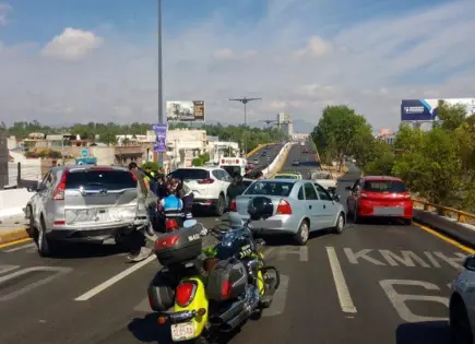 Carambola en Salvador Nava provoca cierre de carriles centrales