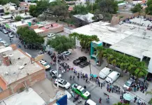 Fotos | Se forman por horas adultos mayores en Sefin de Soledad
