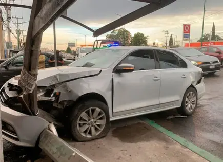 Vehículo colisiona e impacta con parabús en la Carr. Rioverde