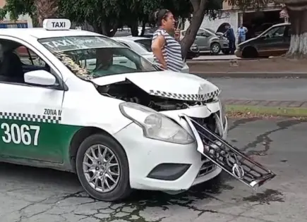Choque por alcance entre taxi y auto compacto en Soledad deja solo da&ntilde;os