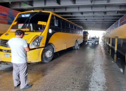 Chocan camionero y taxista debajo del puente Othón