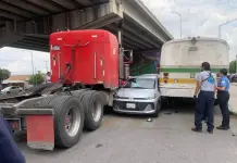 Quedan atrapados entre camiones tras choque en Soledad (fotos)