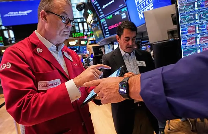 Wall Street cae por aumento del petróleo y llamado de Trump a Irán