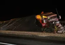 Trailero sufre aparatoso accidente en la 57