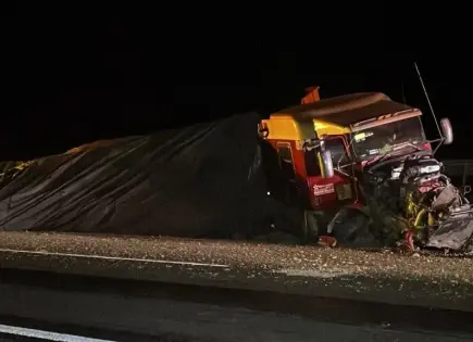 Trailero sufre aparatoso accidente en la 57