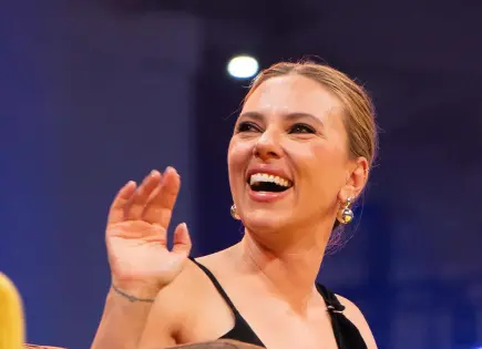 Scarlett Johansson se roba la noche en el CCXP México