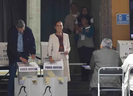 INE instala sesión por elección judicial; Sheinbaum acude a votar