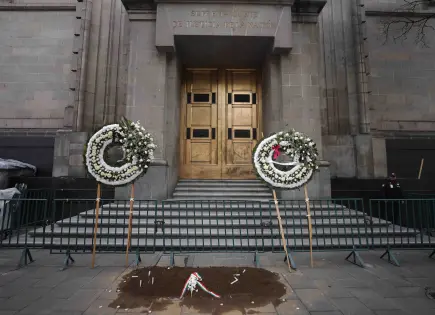RIP al Poder Judicial; colocan coronas fúnebres en la SCJN