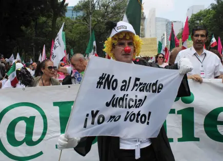 Marcha contra el fraude judicial y el comunismo ocupa Reforma