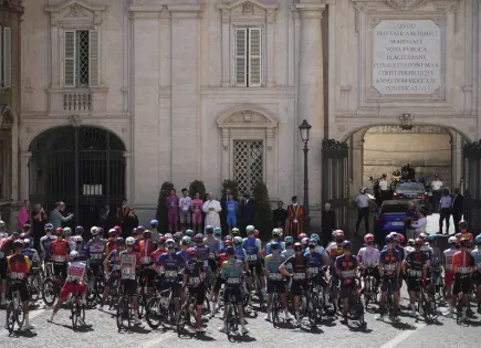 Papa León XIV bendice a ciclistas del Giro antes de etapa final