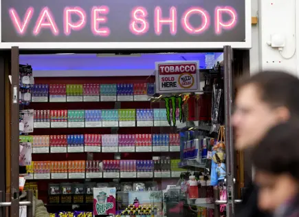 Reino Unido prohíbe la venta de vapeadores desechables para proteger a menores y medio ambiente
