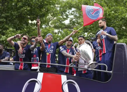 PSG presenta trofeo de la Liga de Campeones en desfile por París