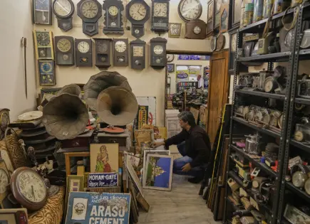 Coleccionista indio preserva antigüedades en museo del tiempo