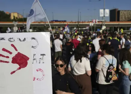 Estudiantes en Serbia protestan por colapso en estación de tren