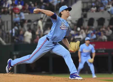 Rangers aplastan a los Cardenales con brillante actuación