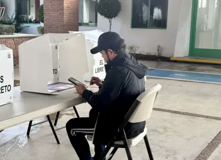 Con acordeón digital, primer votante inaugura jornada judicial en el distrito 05