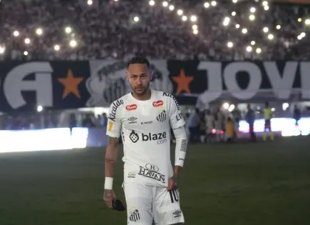 Neymar se disculpa por tarjeta roja en partido crucial con Santos Neymar se disculpa por tarjeta roja en partido crucial con Santos