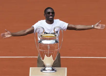 Dembélé del PSG levanta el trofeo de la Champions en Roland Garros Dembélé del PSG levanta el trofeo de la Champions en Roland Garros