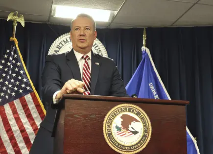 Director ICE defiende uso de máscaras por agentes en EEUU
