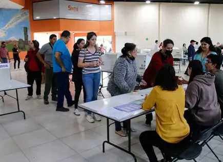 Candidata tarda horas en votar por desorganización