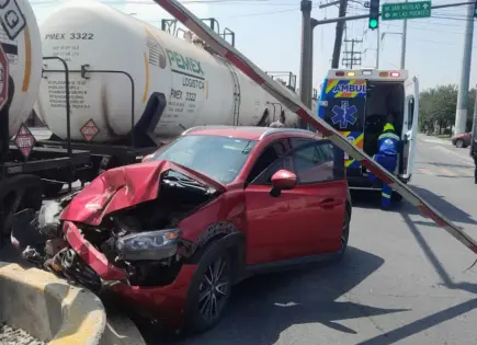 Accidente vial en Nuevo León: mujer impactada por tren en cruce ferroviario