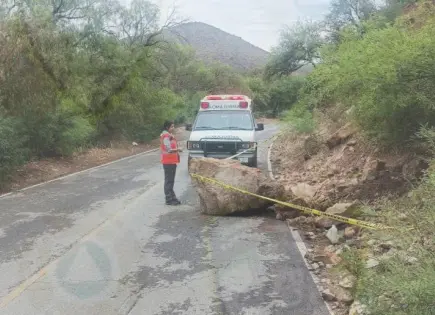 Cae enorme piedra en camino Bocas-Ahualulco