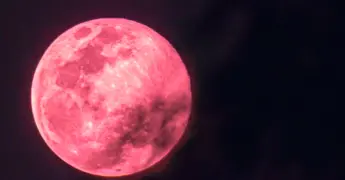 Luna de Fresa 2025: Fenómeno astronómico sorprende con su brillo