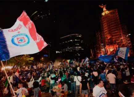 Aficionados de Cruz Azul festejan en el Ángel de la Independencia