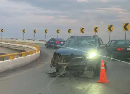 Da&ntilde;os materiales, por un choque en Distribuidor Benito Ju&aacute;rez