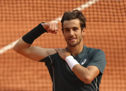 Lorenzo Musetti avanza a semifinales tras vencer a Frances Tiafoe en Roland Garros