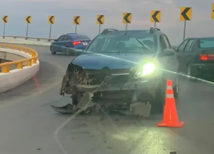 Camioneta choca contra muro de contención