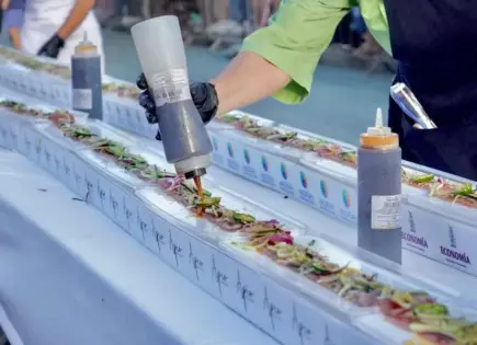 Mazatl&aacute;n bate r&eacute;cord Guinness con el sashimi m&aacute;s largo del mundo