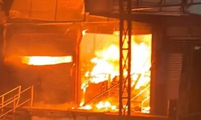 Fuerte incendio sacude bodega en el mercado de abastos