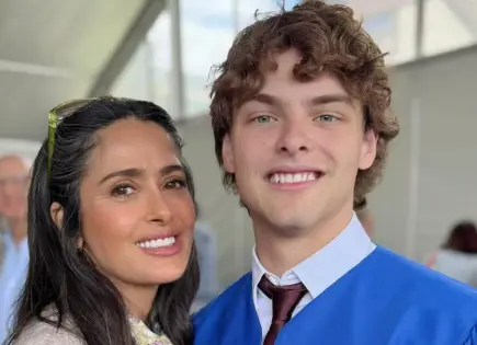 Salma Hayek celebra la graduación de su hijastro Augustin James